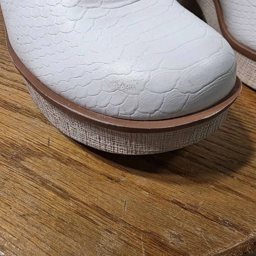 Pierre Dumas Fashion Heel Boots Clue-7 Womens Sz 9 White Faux Snakeskin Booties